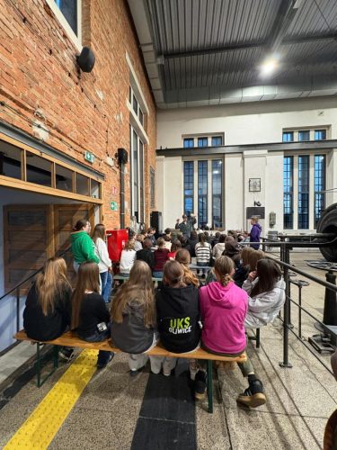 Edukacyjna podróż w głąb historii w ramach przedsięwzięcia MEN „Wyjście z klasą”