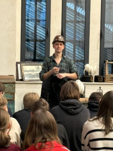 Edukacyjna podróż w głąb historii w ramach przedsięwzięcia MEN „Wyjście z klasą”