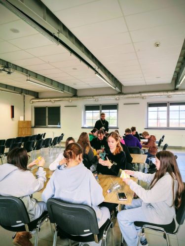 Edukacyjna podróż w głąb historii w ramach przedsięwzięcia MEN „Wyjście z klasą”