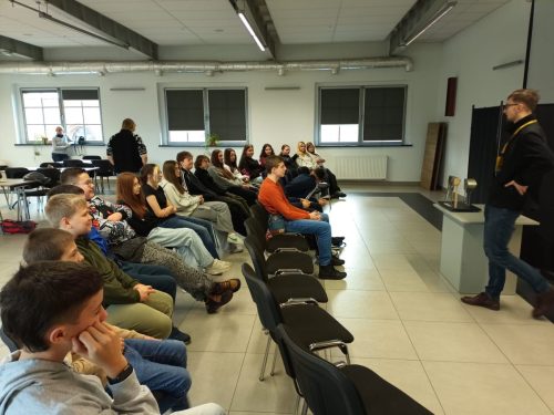 Edukacyjna podróż w głąb historii w ramach przedsięwzięcia MEN „Wyjście z klasą”